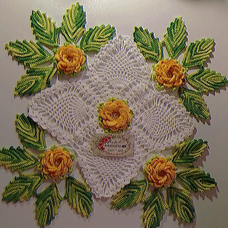 رومیزی قلاببافی چهارگوش گل برجسته رنگ سفید و گل های زرد