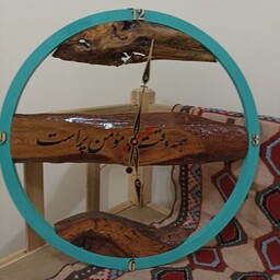 ساعت دیواری چوب-رزین دایره (سه تکه چوب بلوط قدیمی و رینگ فیروزه ای)، خوشنویسی شده