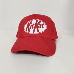 کلاه کتان قرمز با طرح kit kat با کیفیت بالا
