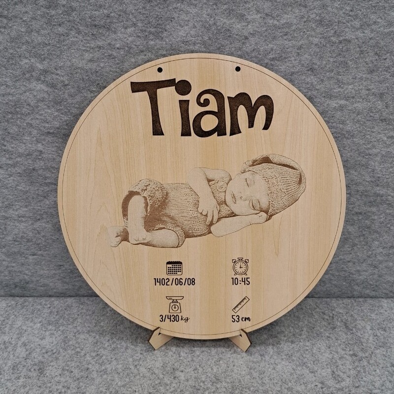 تابلو چوبی مشخصات نوزاد با حکاکی تصویر . دایره قطر 30 سانت