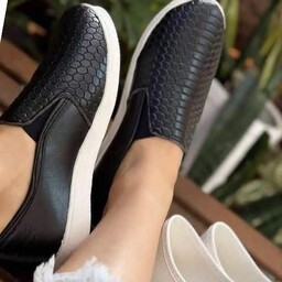 کفش زنانه مشکی جنس رویه چرم مدل پوست ماری قابل شستشو جنس زیره پیو پلیمر نرم و با کیفیت قالب استاندارد مناسب ارسال رایگان