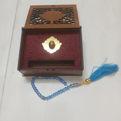 جعبه متبرک چوبی با پلاک یا ابا عبدالله شامل سنگ عقیق و تسبیح کریستال آبی روشن 