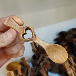 قاشق چوبی ادویه و چای طرح قلبی ساخته شده از چوب زیبای گردو 