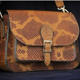 کیف دوشی  با چرم طبیعی ودستدوز قابل اجرا در رنگ دلخواه