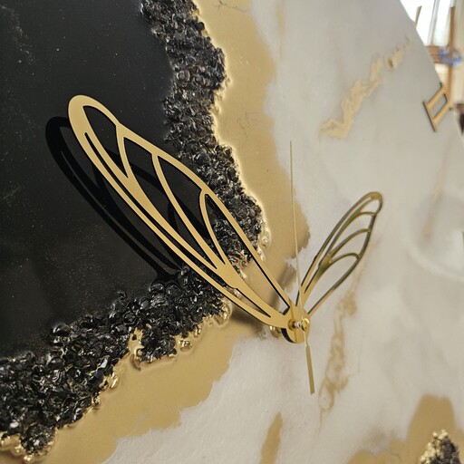 ساعت دیواری دست ساز رزینی قطر 70طرح پروانه ترکیب رنگ مشکی سفید طلایی 