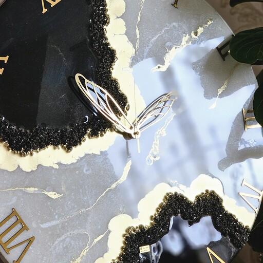 ساعت دیواری دست ساز رزینی قطر 70طرح پروانه ترکیب رنگ مشکی سفید طلایی 