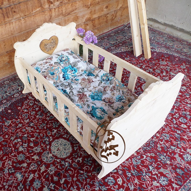 تخت خواب نوزاد و تخت نوزاد و کودک ، چوبی گهواره ای سیسمونی ، چوب نراد . با تشک و بالشت