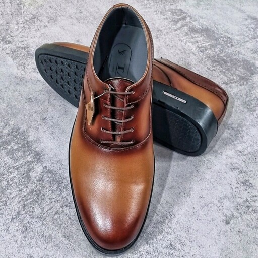 کفش مردانه رسمی کوروش ساده در دو رنگ مشکی عسلی سایز 40 تا 44 زیره پی وی سی جنس رویه چرم مصنوعی خارجی