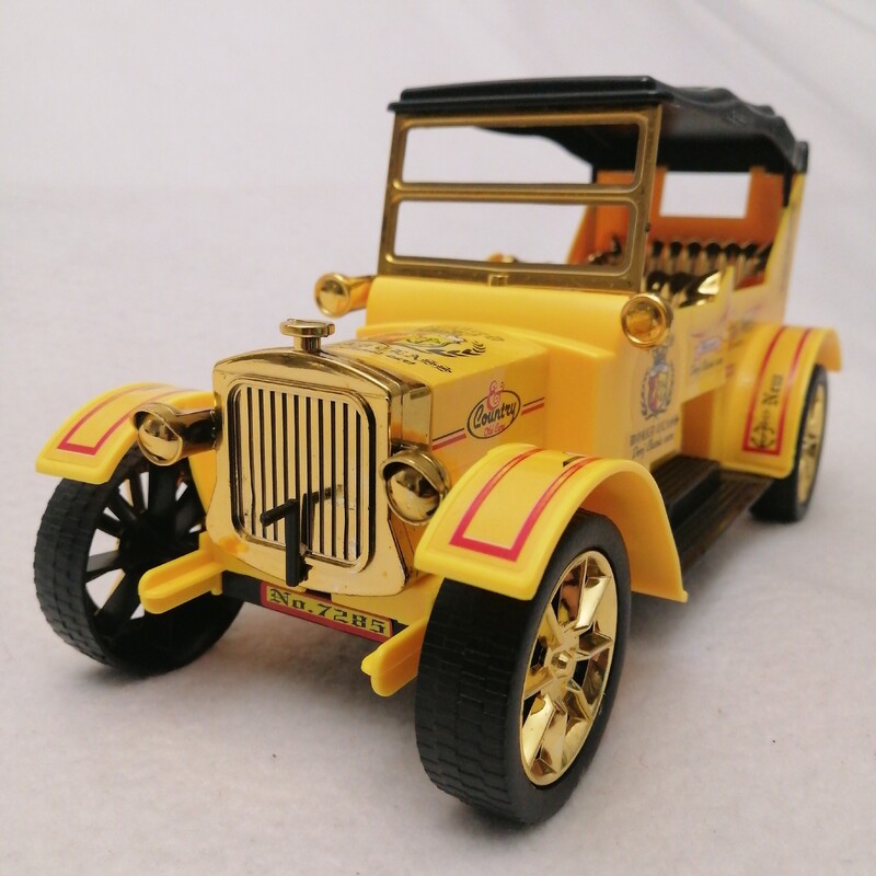 ماشین کلاسیک الدزمبیل قدرتی درج توی وکیوم رنگ زرد اسباب بازی 