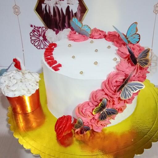 کیک تولد دخترانه خامه ای با شکوفه های رز