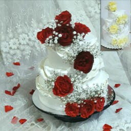 کیک عروسی با روکش فوندانت و گل های طبیعی