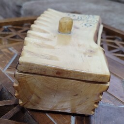 ظرف آجیل خوری چوبی با رنگ طبیعی روغن کاری شده براق حکاکی شده روی بدنه چوب زیبا و دلنشین