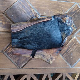 زیر سیگاری چوبی کار شده با چوب طبیعی آزار خشک شده با رنگهای جذاب روی چوب کنده کاری شده کاملا طبیعی داره 