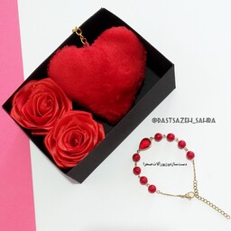 پک هدیه جعبه کادویی گل رز روبانی و جاکلیدی قلب و دستبند زنانه کریستالی استیل رنگ ثابت طلایی