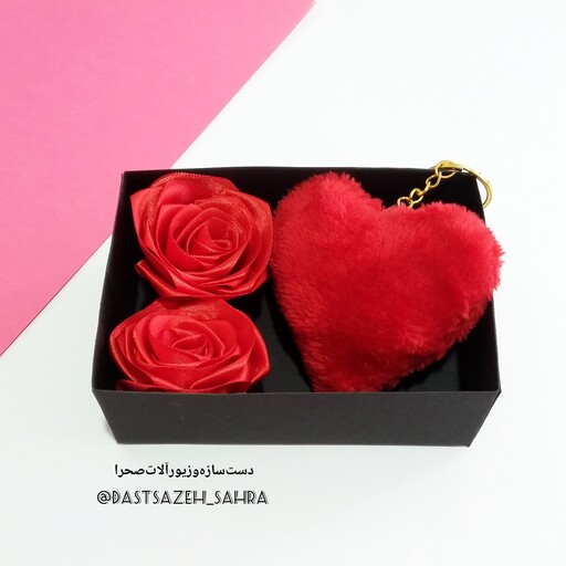 پک هدیه دخترانه جعبه کادویی گل رز روبانی و جاکلیدی قلب و دستبند زنانه یا دستبند دخترانه گل برنزی 