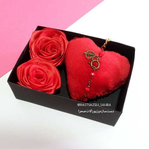 پک کادویی جعبه هدیه گل رز روبانی و جاکلیدی قلب و دستبند زنانه دستبند قلب دستبند کریستالی قرمز برنزی