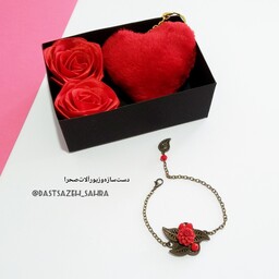 پک هدیه دخترانه جعبه کادویی گل رز روبانی و جاکلیدی قلب و دستبند زنانه یا دستبند دخترانه گل برنزی 