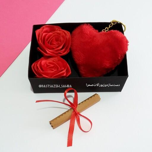 پک هدیه جعبه کادویی باکس هدیه باکس کادویی گل رز روبانی و جاکلیدی قلب 