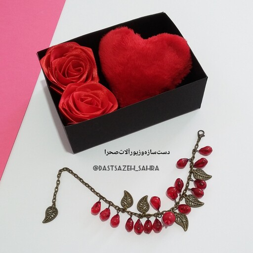 پک کادویی جعبه هدیه گل رز روبانی و جاکلیدی قلب و دستبند زنانه دستبند انار آویزدار پرکار برنزی