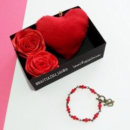 پک کادویی جعبه هدیه گل رز روبانی و جاکلیدی قلب و دستبند زنانه دستبند قلب دستبند کریستالی قرمز برنزی