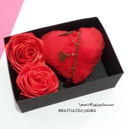 پک هدیه دخترانه جعبه کادویی گل رز روبانی و جاکلیدی قلب و دستبند زنانه کریستالی برنزی