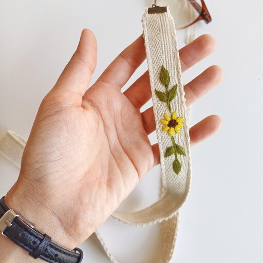 بند عینک گلدوزی شده با دست گل آفتابگردون 