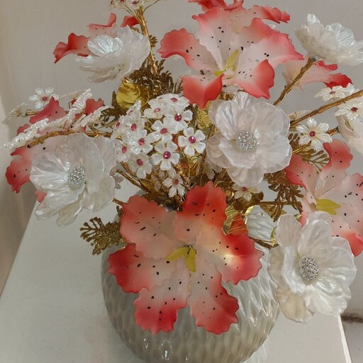 گلدان طرح گیسو  با  گل های کریستالی شقایق سفید  لیلیوم قرمز گلبرگ های وارداتی براق و شکوفه های  نگینی 5 پر  تزیینی طلایی