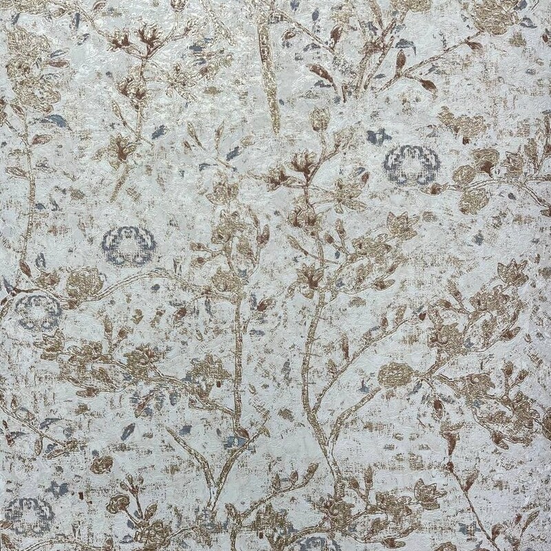 کاغذ دیواری طرح گل آبرنگی زمینه سفید رنگ گل طلایی اجرای عالی مناسب اتاق خواب