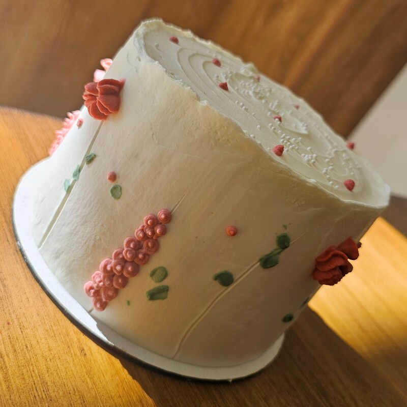 کیک تولدخامه ای با گل صورتی مینی کیک500گرمی