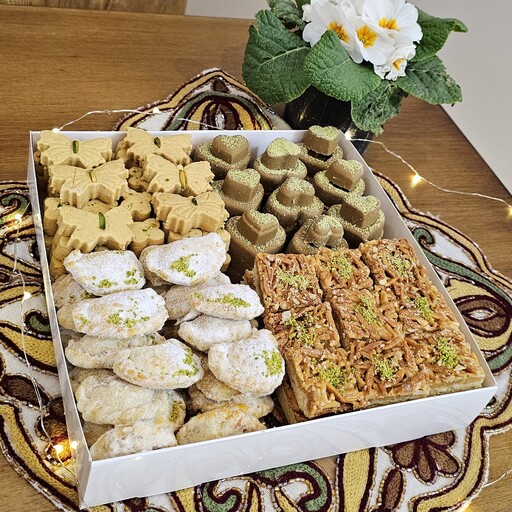 جعبه شیرینی خشک اصفهان 2کیلو شامل قطاب، نخودچی،برشتوک،ملکه بادام
