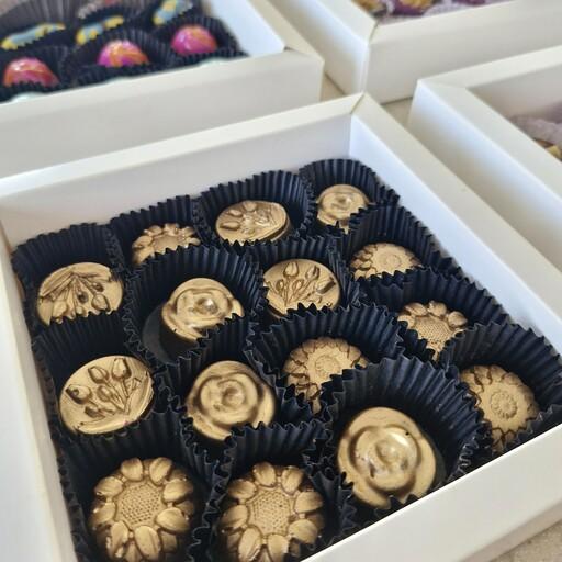 جعبه شکلات طلایی با فیلینگ نوتلا و فندوق 