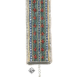 دستبند پته دوزی طرح لاله سفید دوخته شده با نخ رنگرزی گیاهی (محصول مشترک پته صبا و گروه هنری لنا)