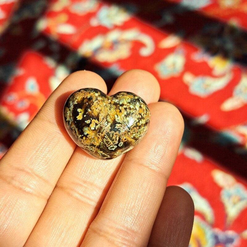 قلب تپلی  از عقیق شجر طلایی زمینه خرمایی  قابل پین گذاری با نقره و استیل رنگ ثابت   