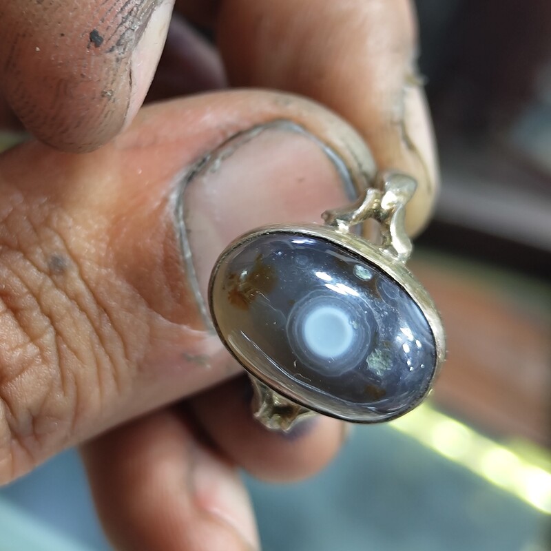 انگشتر سلیمانی چشم معدنی اصل طبیعی با خواص فراوان و توصیه شده برای دفع چشم زخم و حسادت با رکاب نقره عیار925 انگشتر ته پر