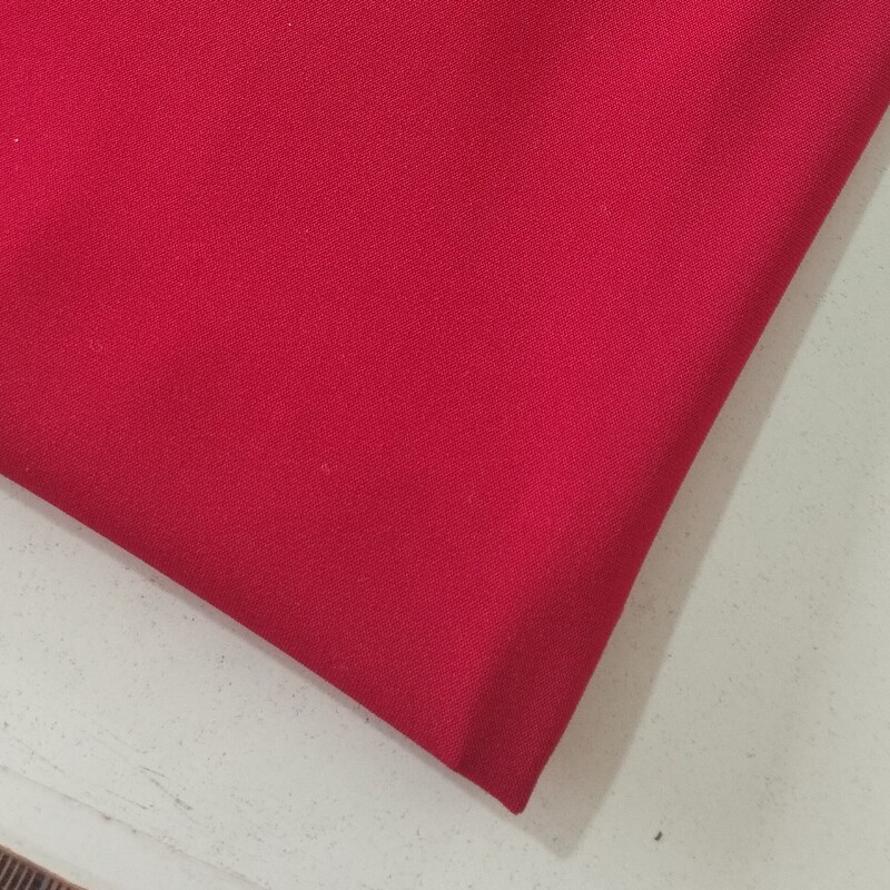 پارچه ریون کره ای درجه ی یک عرض 150 تک رنگ رنگ قرمز قیمت به ازای نیم متر 