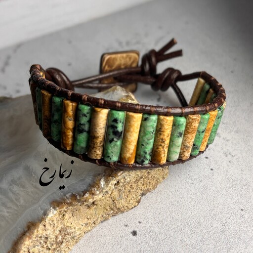 دستبند ترند بافت چرم طبیعی و سنگ طبیعی زئوسیت سبز و جاسپر چوب تراش استوانه ای