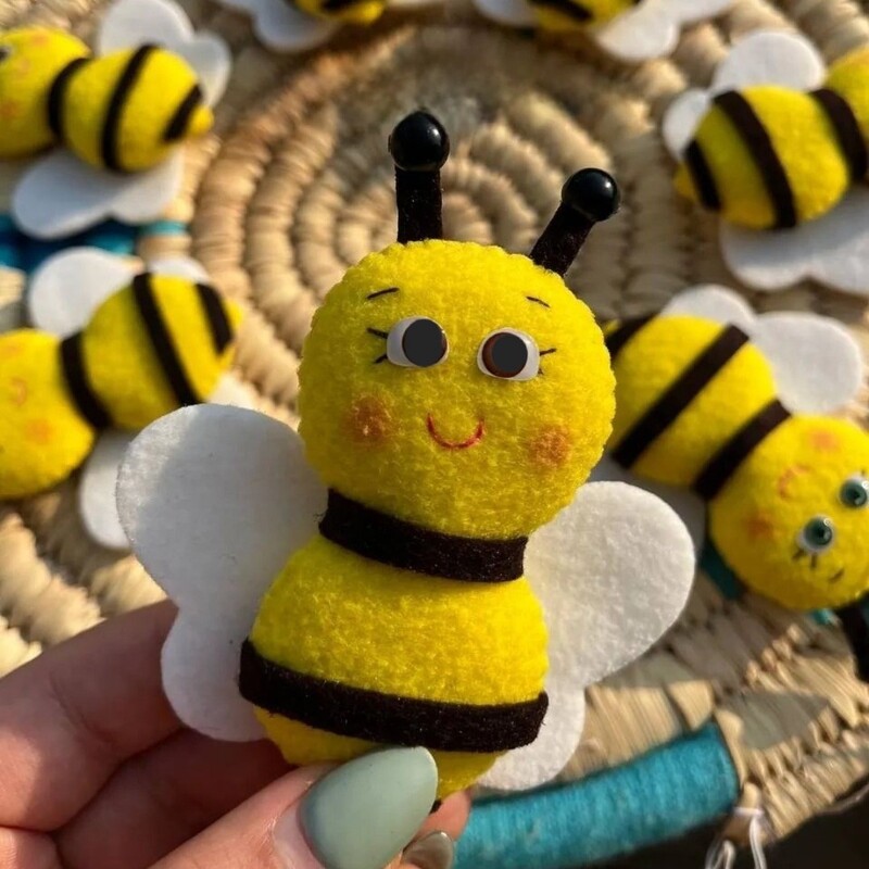 گیفت زنبور تاپر زنبور ز مثل زنبور   زنبور نمدی   آموزش الفبا  کلاس اولی ها عروسک زنبور ز مثل زنبور  حرف ز نشانه ز  