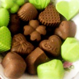 تافی شکلات قالب شده فله ای (نیم کیلو ) با طرحهای متنوع در دو رنگ سبز و قهوه ای بدون بسته بندی