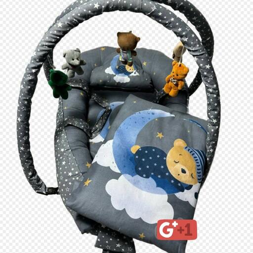 ست خواب سه تکه نوزادی شامل 1 تشک گارد دار و دستک به همراه آویز عروسکی یک بالشت و یک لحاف. جنس مخمل اعلاء. ابعاد توضیحات 