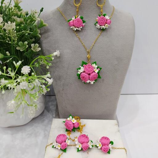 ست چهار تیکه خمیر ایتالیایی نشکن گل پیونی صورتی شامل گردنبند،دستبند،گوشواره اتصالات رنگ ثابت و انگشتر کیفیت معمولی