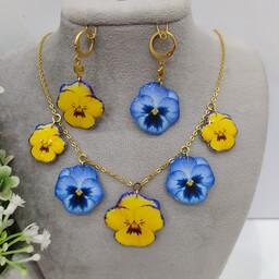 نیم ست گل آبی زرد شامل گردنبند و گوشواره با اتصالات رنگ ثابت 