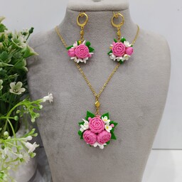 نیم ست گل پیونی صورتی خمیر ایتالیایی نشکن  شامل گردنبند و گوشواره با اتصالات رنگ ثابت