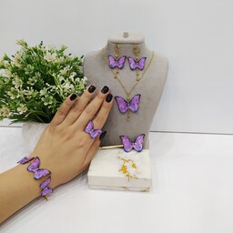 ست پنج تکه پروانه بنفش شاین دار شامل گردنبند،گوشواره،دستبند رنگ ثابت و گیرمو انگشتر کیفیت معمولی