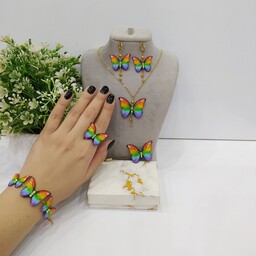 ست پنج تکه پروانه رنگین کمانی شامل گردنبند،گوشواره،دستبند رنگ ثابت و گیرمو انگشتر کیفیت معمولی