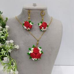 نیم ست گل پیونی قرمز جنس خمیر ایتالیایی نشکن شامل گردنبند و گوشواره اتصالات رنگ ثابت