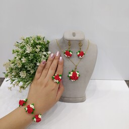 ست چهار تیکه گل پیونی قرمز جنس خمیر ایتالیایی نشکن شامل گردنبند،دستبند،گوشواره رنگ ثابت و انگشتر کیفیت معمولی