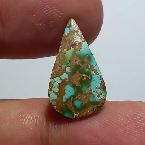 سنگ فیروزه نیشابور معدنی و مغزدار تراش اشکی با رگه های طلایی و رنگ چشم نواز