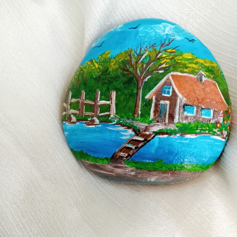 نقاشی روی سنگ طبیعی طرح کلبه ای کنار رودخانه رنگ ثابت