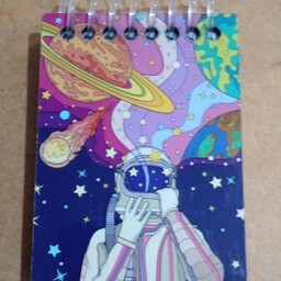 دفترچه فانتزی با جلد چوبی طرح فضانورد و کهکشان 