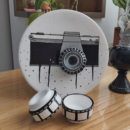  جاعودی دوربین سه بعدی همراه با دوجا شمعی طرح نگاتیو سفید و مشکی طراحی شده با دست قابل شستشو قطر جاعودی 20سانتیمتر